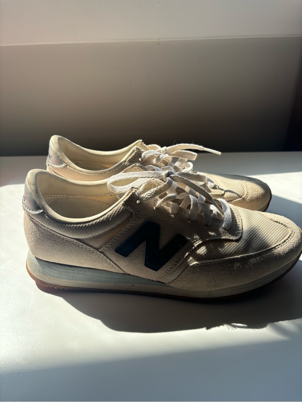 New balance women’s 620 sneakers beige with a blue logo